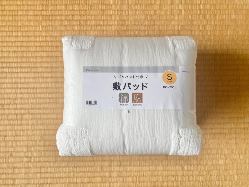 ミニマリストの白で揃えた涼しい寝具