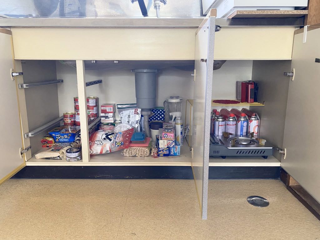 賃貸住まいミニマリストのキッチン｜食器棚はなし、地震対策もご紹介