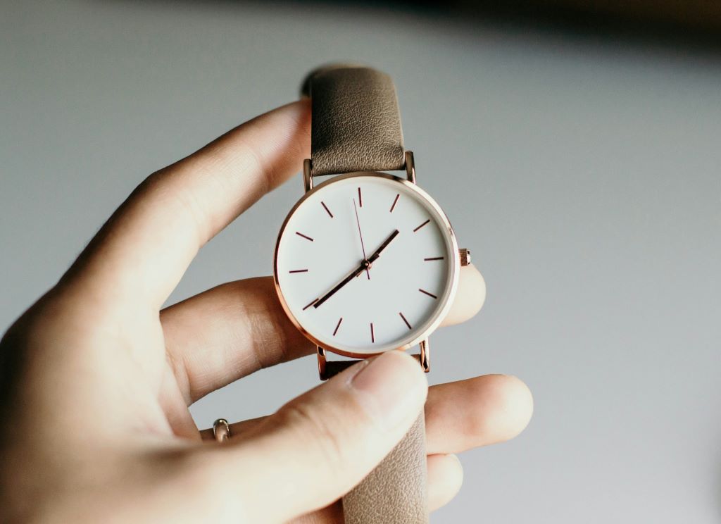 女性ミニマリストが腕時計を持たない理由｜どんな場合に必要？