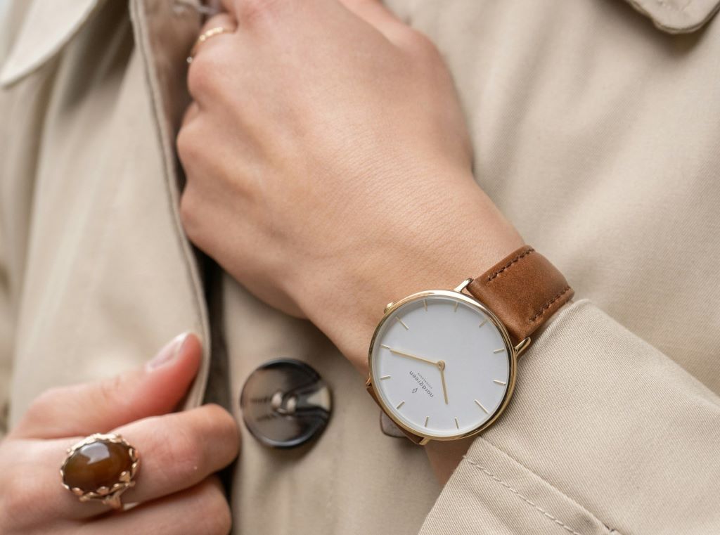 女性ミニマリストが腕時計を持たない理由｜どんな場合に必要？