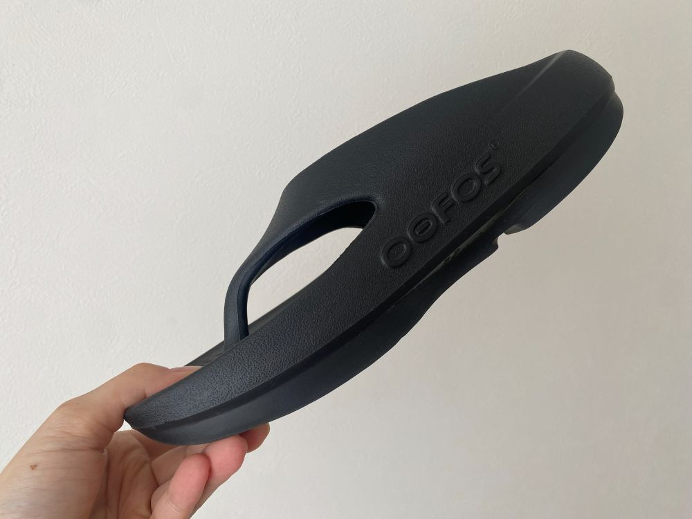 OOFOS(ウーフォス)サンダルのレビュー|サイズ感や履き心地は?鼻緒は痛くない?